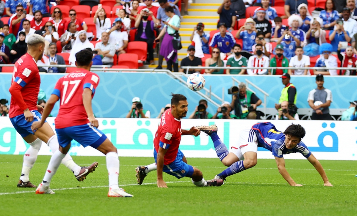 Fuller cứa lòng đưa bóng đi qua Yoshida trong tình huống ghi bàn ấn định thắng lợi 1-0 cho Costa Rica trước Nhật Bản ngày 27/11